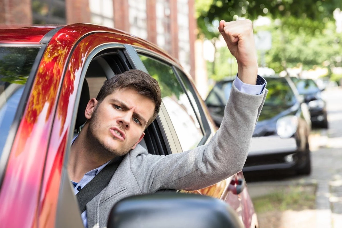 Po autonehodě Vás může potkat agresivita i uplácení.