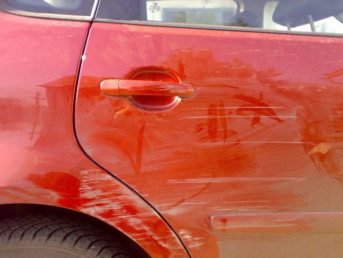 Nechal si odřít auto, aby nemusel platit opravu ze svého, dostal podmínku a čeká ho soud s pojišťovnou.