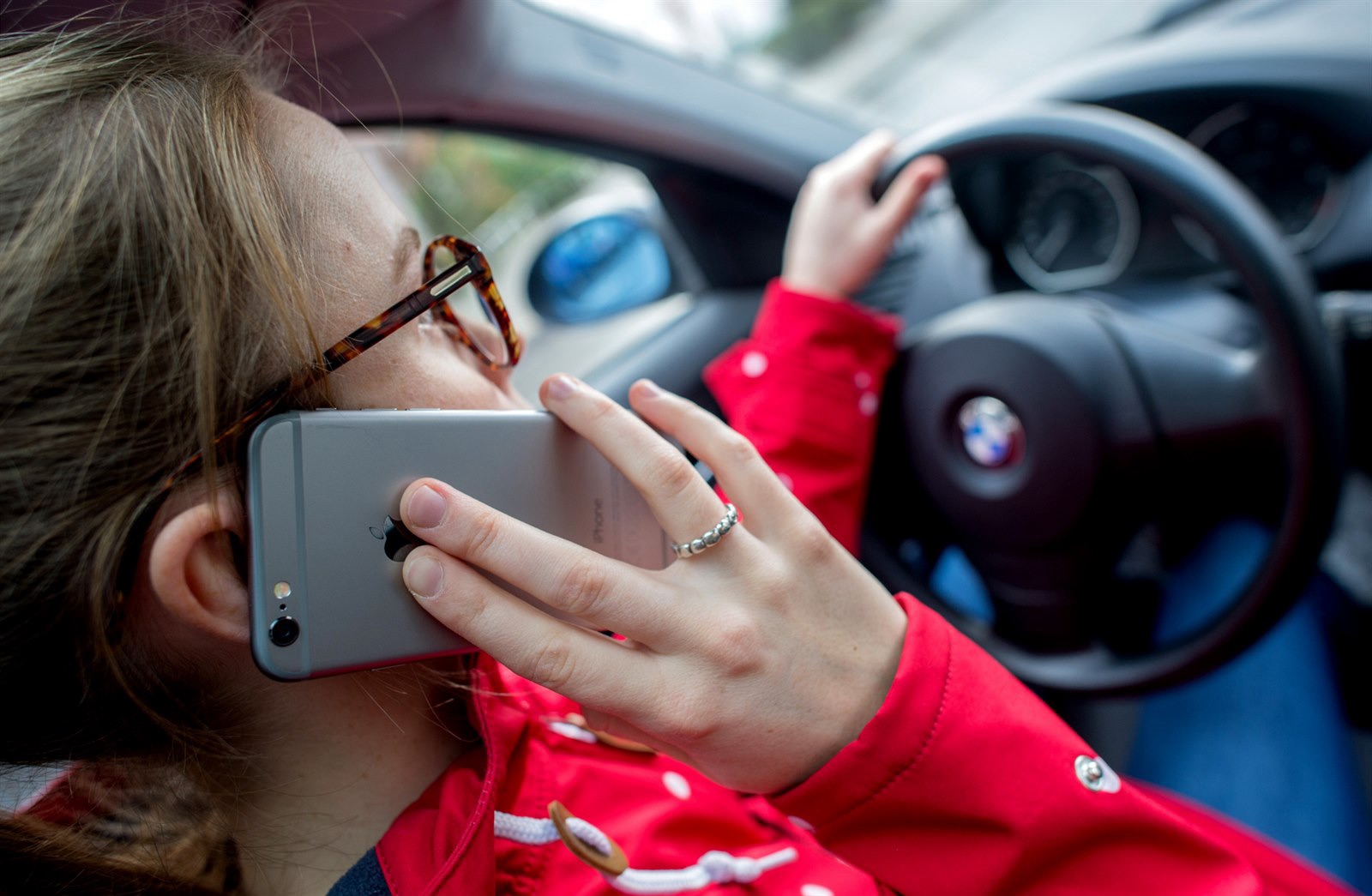 Držák na telefon Vám umožní použít telefon za jízdy.
